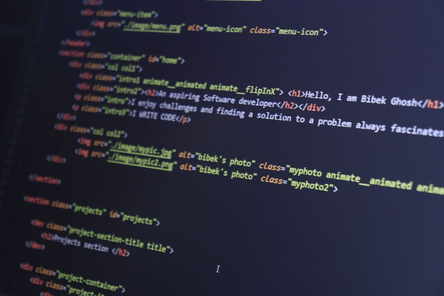 HTML-код на экране компьютера