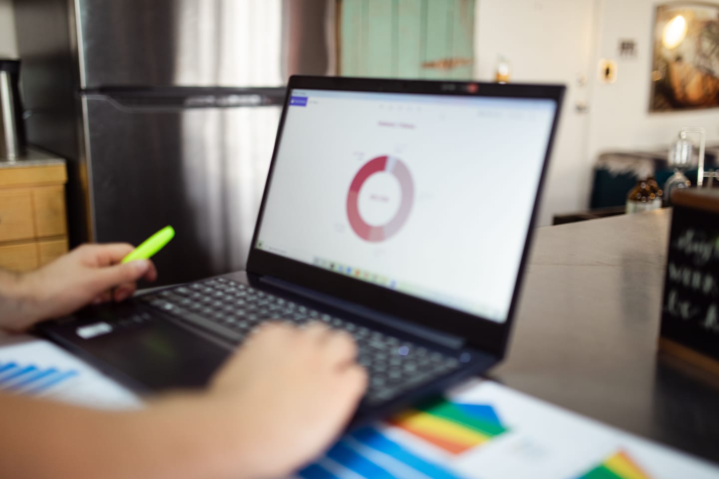 Специалист работает с данными на ноутбуке